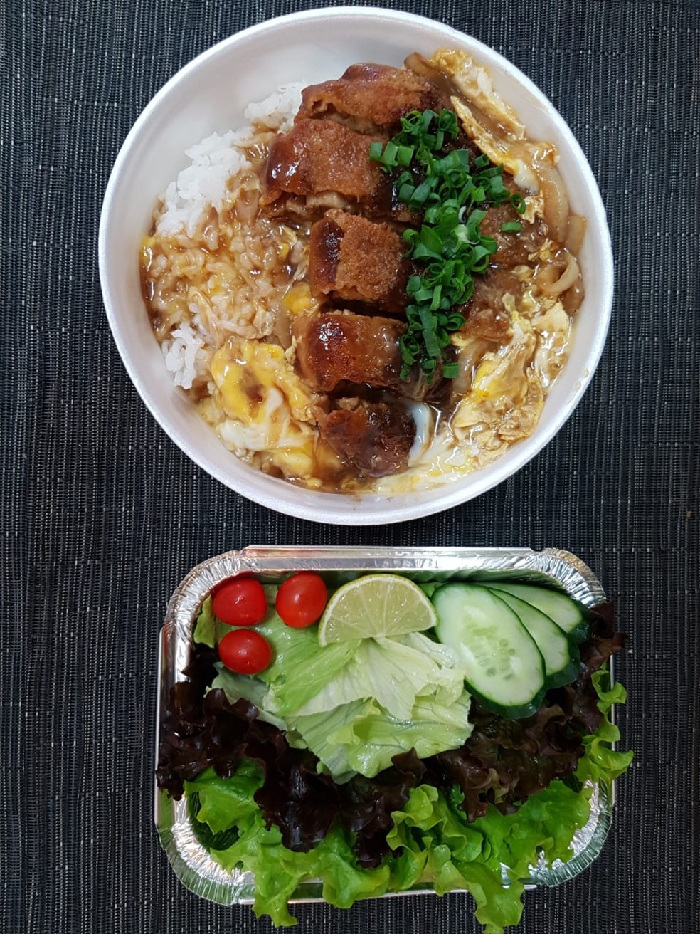 Katsudon e salada verde no obentô de Atibaia — Foto: Festa de Flores e Morangos de Atibaia