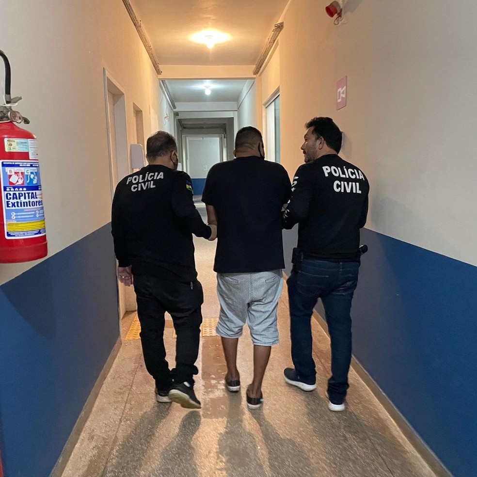 Suspeito é preso durante a operação Resguardo, em Rondônia — Foto: PC-RO/Divulgação