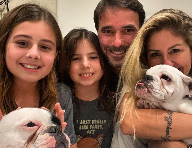 Patricia Maldonado com o marido e as filhas (Foto: Reprodução/Instagram)