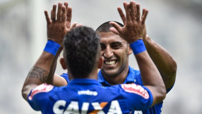 Maradona manda abraço, e Ábila quebra jejum de gols pelo Cruzeiro