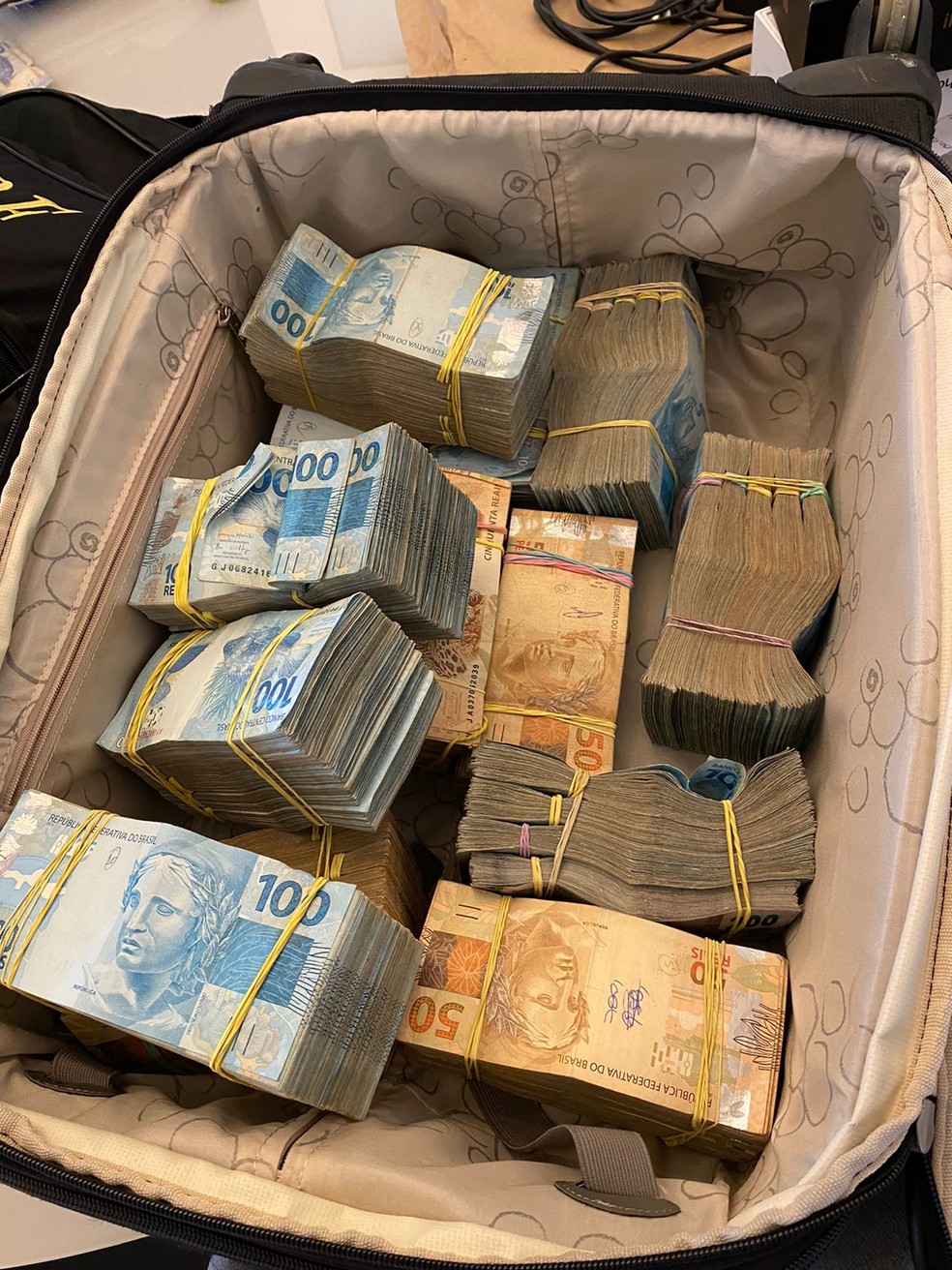PF apreende mala com dinheiro em casa de suspeito de liderar quadrilha acusada de contrabando de cigarros — Foto: Divulgação