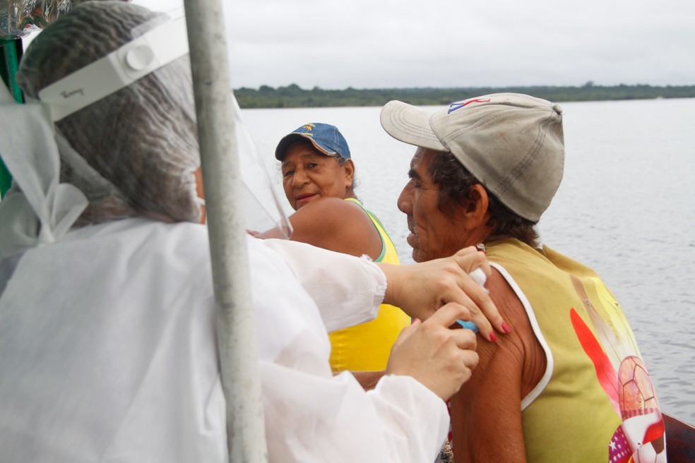 Idoso recebe vacina em embarcação na área rural de Manaus — Foto: Divulgação