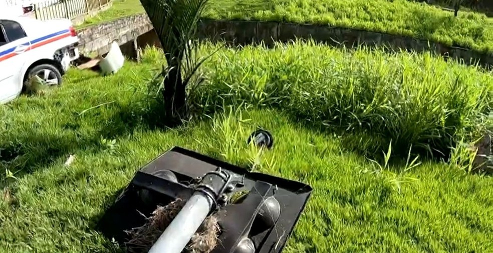 Táxi capota, destrói semáforo e deixa três feridos em Salvador — Foto: Reprodução/TV Bahia