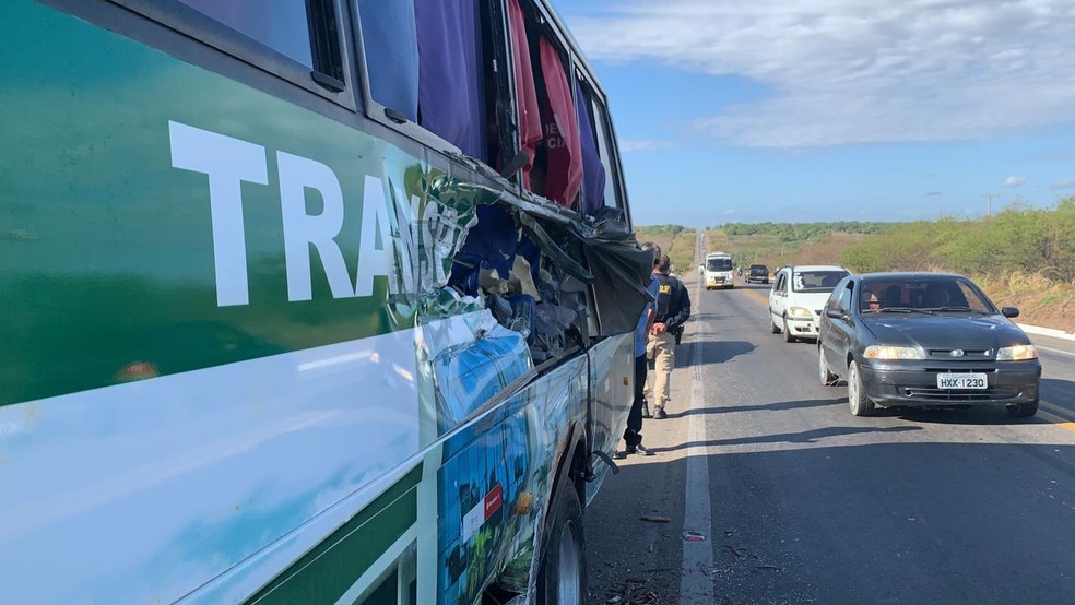 Além dos idosos mortos, pelo menos três pessoas ficaram com ferimentos durante acidente na BR-116, em Pacajus. — Foto: João Pedro Ribeiro/TV Verdes Mares