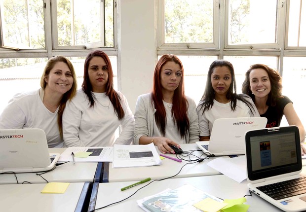 Detentas em aula de programação com colunista Camila Achutti (Foto: Divulgação/Mastertech)