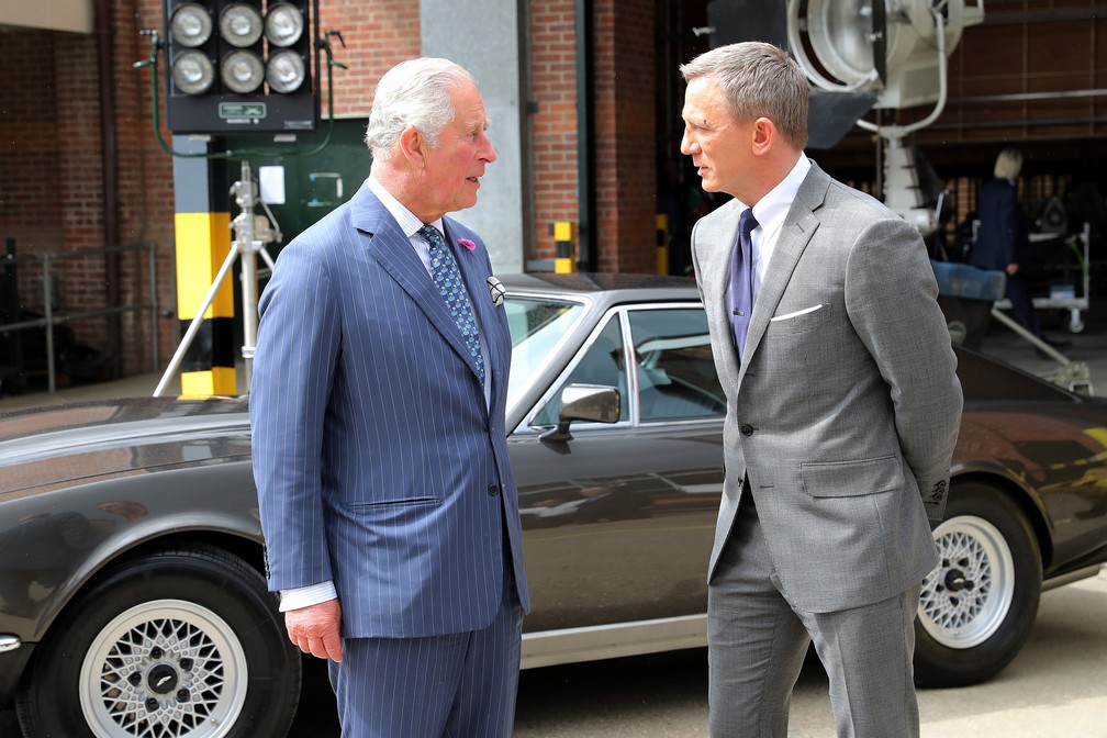 PrÃ­ncipe Charles e Daniel Craig em set de novo filme de '007' â Foto: Chris Jackson/Reuters