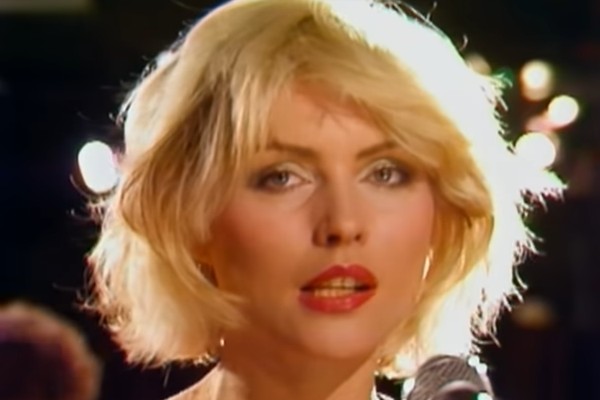 A cantora Debbie Harry em cena do clipe da canção Heart Of Glass (Foto: Reprodução)