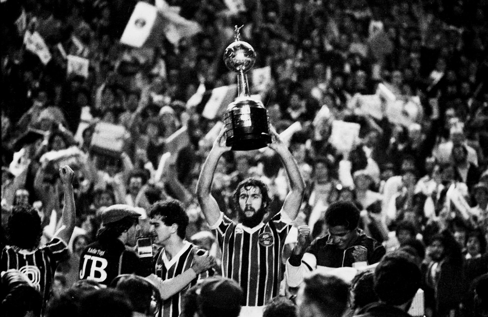 De León ergueu a taça da América em 1983 (Foto: Adolfo Alves/Agência RBS)