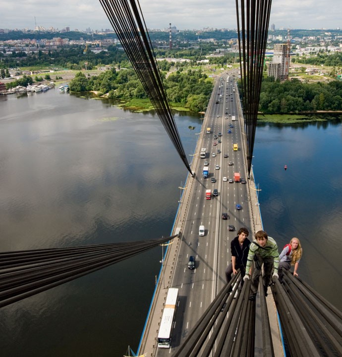 KIEV | Na Ucrânia, os russos subiram ao ponto mais alto da Moskovskyi, ponte estaiada que cruza o rio Dnieper. Uma das partes mais difíceis da aventura é driblar a segurança. “Sempre tem uma porta aberta”, afirma Raskalov (Foto: On the Roof)