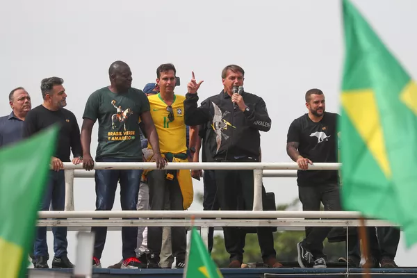 Bolsonaro discursa em carro de som no Aterro do Flamengo — Foto: Pilar Olivares / Reuters