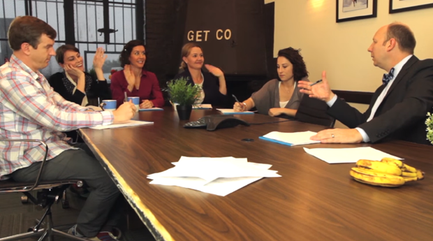 Esse pessoal fez um vídeo simulando uma reunião em que todos os funcionários agem como crianças com o chefe (Foto: Reprodução)