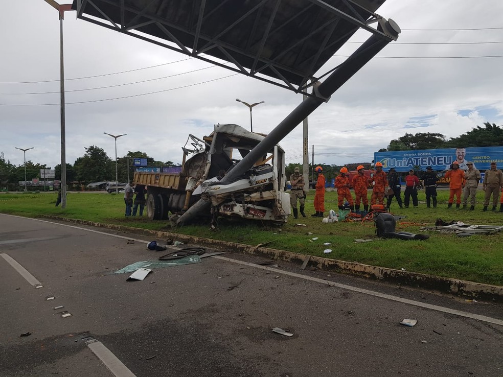 Caminhão ficou destruído após o acidente em Fortaleza — Foto: Ricardo Mota/Sistema Verdes Mares