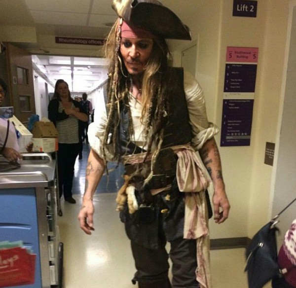 O ator Johnny Depp fantasiado como Jack Sparrow em um hospital de Londres (Foto: Twitter)