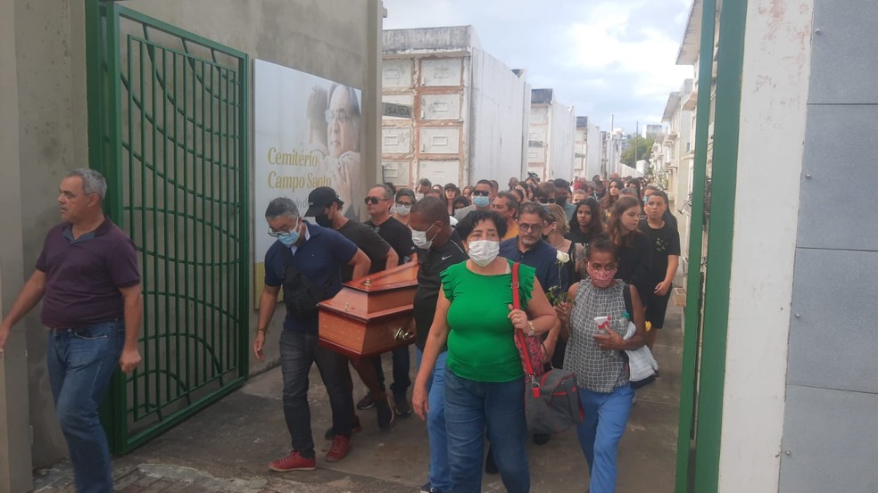 Corpo de adolescente de 15 anos morta durante assalto em Salvador é enterrado — Foto: Felipe Oliveira/TV Bahia