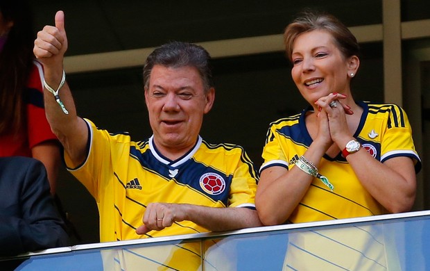 Presidente da Colômbia Juan Manuel Santos aoi lado da esposa Maria Clemência prestigiam o jogo contra a Costa do Marfim (Foto: Agência Reuters)