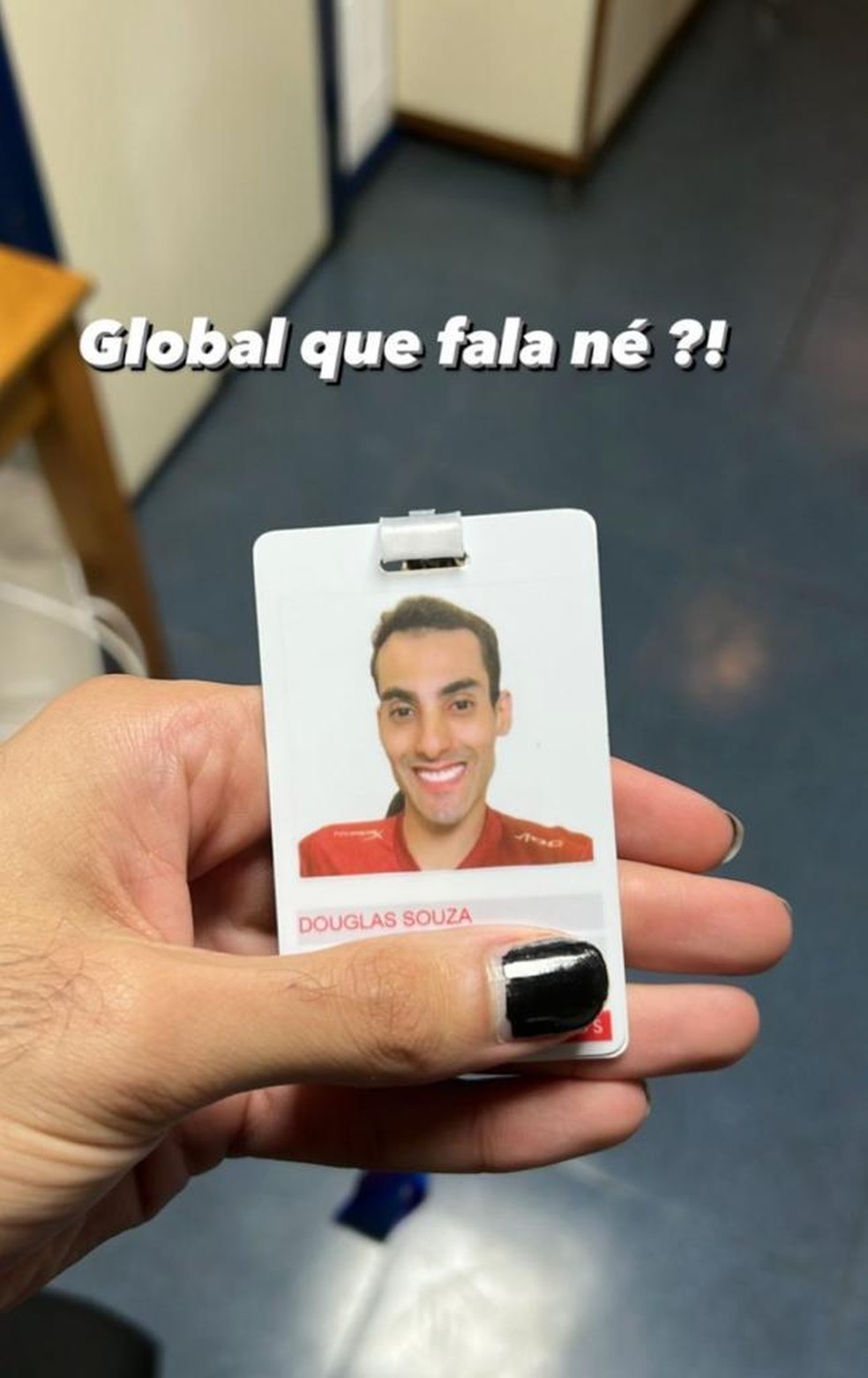 Douglas Souza posta crachá da Globo — Foto: Reprodução / Instagram