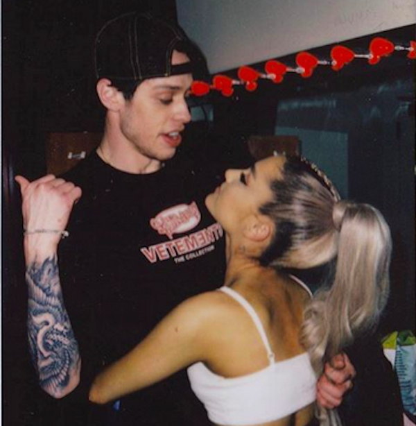A cantora Ariana Grande com o noivo (Foto: Instagram)