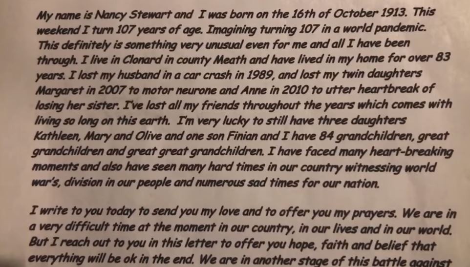 Em seu aniversário de 107 anos, a irlandesa Nancy Stewart escreveu uma carta pedindo para que as pessoas mantenham a esperança, apesar do avanço da pandemia do novo coronavírus (Foto: Reprodução/Facebook)