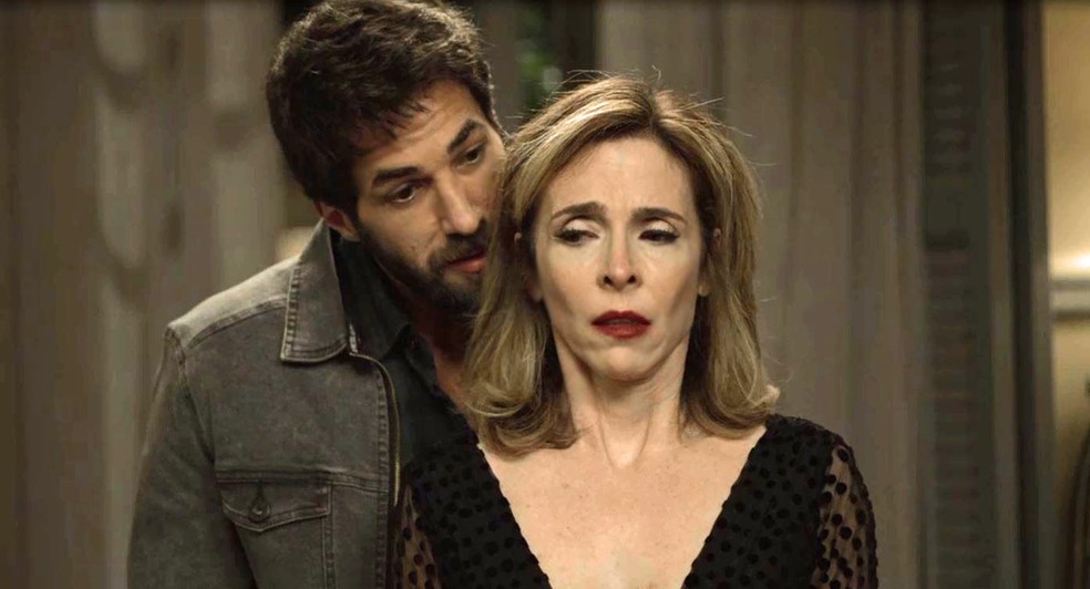 Rael (Rafael Queiroz) diz a Lyris (Deborah Evelyn) que se envolveu com ela para se dar bem, em 'A Dona do Pedaço' — Foto: Globo