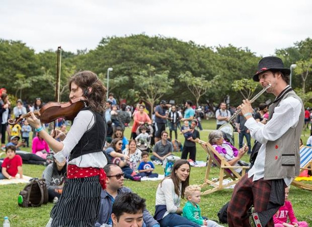 Pequena Orquestra Interativa (POIN) fará um cortejo pelo gramado do parque (Foto: Divulgação / SlowKids)