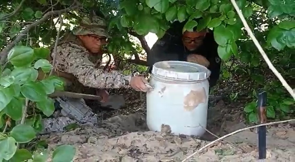 Polícia encontra 33 quilos de droga em tambores enterrados em Canoa Quebrada, em Aracati — Foto: Reprodução