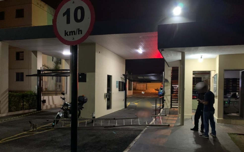 Homem mata companheira a facadas na portaria de condomínio de Aparecida de Goiânia, Goiás — Foto: Reprodução