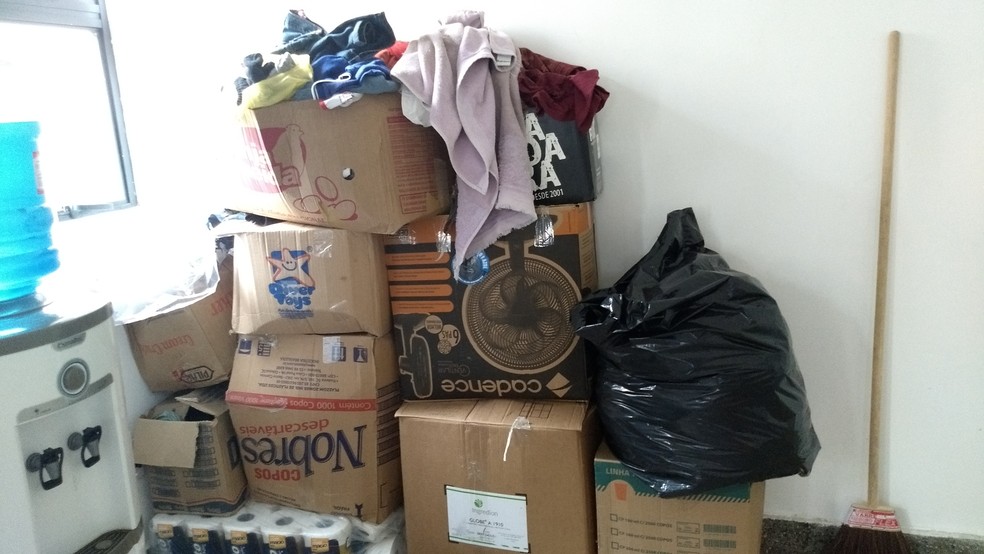 DoaÃ§Ãµes de vÃ¡rios tipos de produtos ficam amontoados em caixas dentro dos quartos. (Foto: Rafael Cardoso/G1)