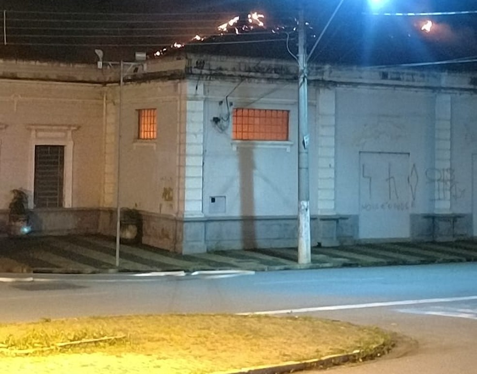Incêndio atinge telhado de Estação Ferroviária de Limeira  — Foto: Arquivo pessoal