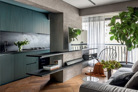 No apartamento de 50 m² no bairro dos Jardins, em São Paulo, a cozinha integrada equilibra a abundância dos elementos frios. Projeto do arquiteto Triart Arquitetura