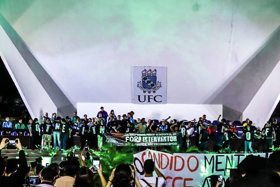 Estudantes da UFC protestaram contra o reitor Cândido Albuquerque durante a cerimônia de colação de grau. — Foto: Adufc