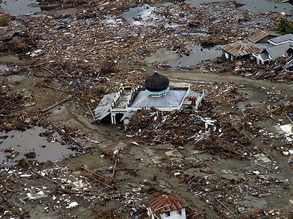 Efeitos do tsunami de 2004 que devastou a costa de Sumatra — Foto: AFP