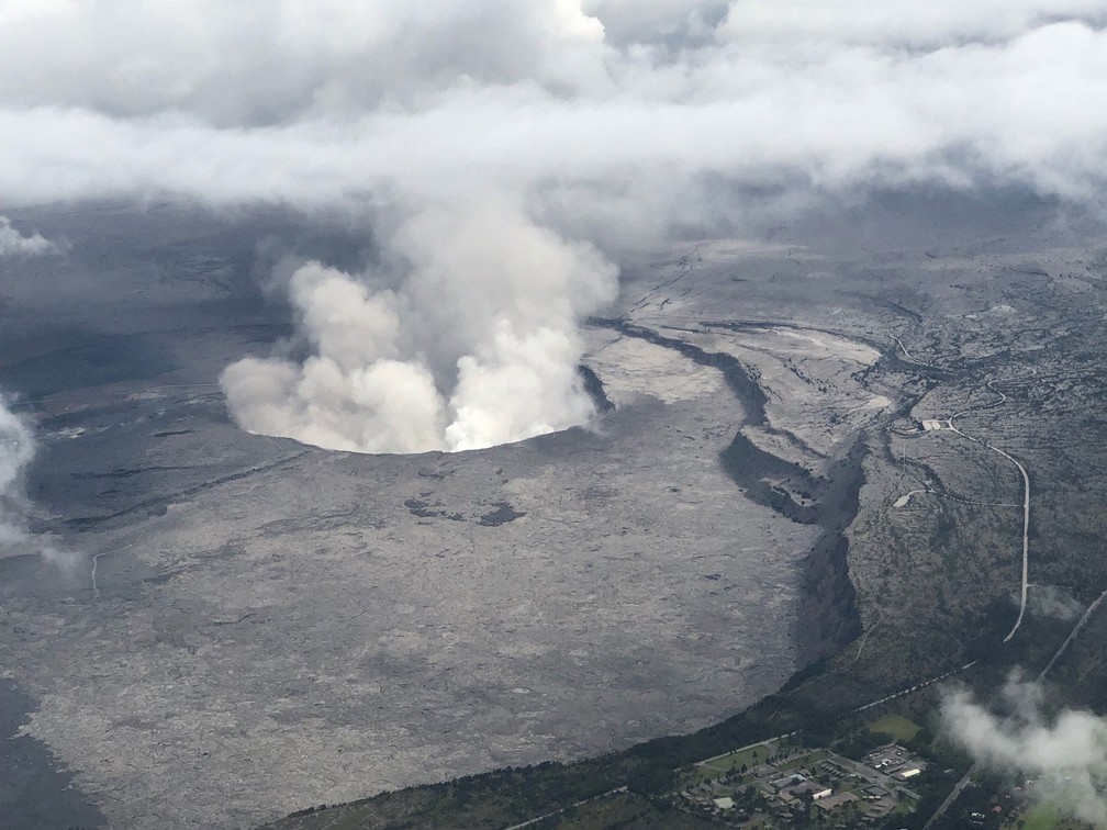 Vista aérea do Vulcão Kilauea, no Havaí. Foto de domingo (27) (Foto: Courtesy of the Civil Air Patrol/USGS/ Reuters)
