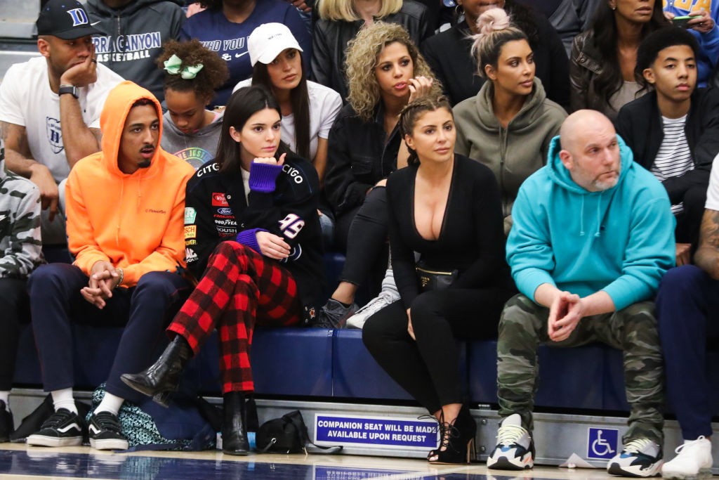 CHATSWORTH, CA - MARCH 09:  (L-R) (Top) Kim Kardashian (Bottom) Taco Bennett, Kendall Jenner and Larsa Younan watch courtside as Sierra Canyon plays Foothills Christian for the CIF Open Division Playoffs at Sierra Canyon High School on March 9, 2018 in Ch (Foto: Getty Images)