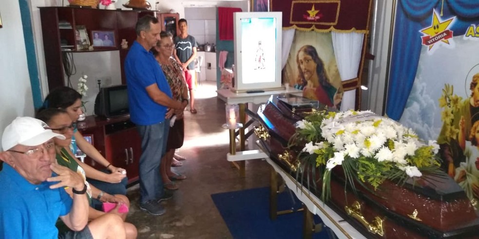 Familiares e amigos velam corpo de Linaldo Xavier, copiloto da aeronave que caiu com Gabriel Diniz em Sergipe — Foto: Janisson Umbelino/TV Gazeta