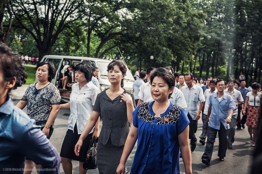 Poucas pessoas são autorizadas a morar em Pyongyang. Para comprovar que foram autorizadas, precisam ostentar um broche em suas vestimentas (Foto: Michal Huniewicz)