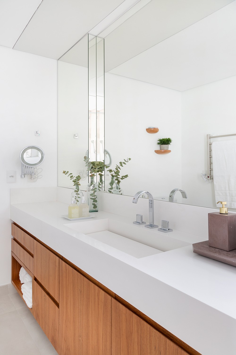 BATHROOM |  White sets the tone in the couple's bathroom (Photo: Julia Ribeiro / Disclosure)
