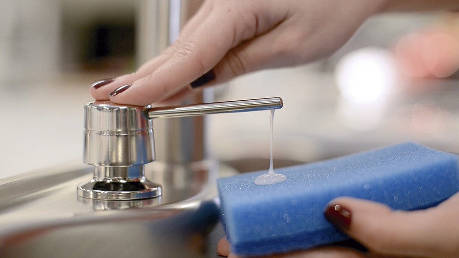 DOSADOR | Armazenar detergente ou sabão líquido próximo à pia fica mais prático  (Foto: Divulgação)