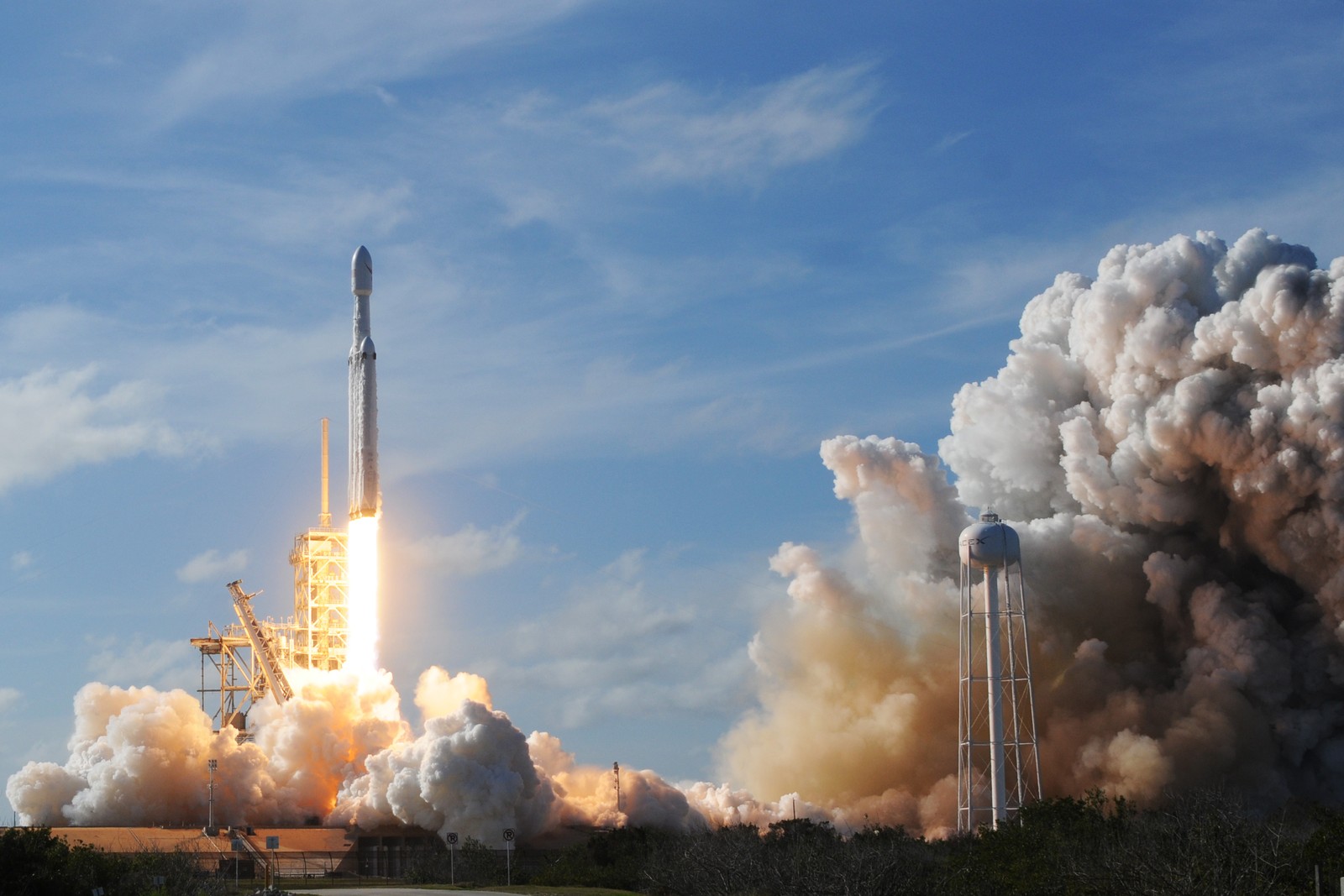O foguete Falcon 9, da Space X, de Musk, foi lançado da plataforma 39A, do Kennedy Space Center, de onde também partiram lançamentos históricos como os das missões do programa Apollo e dos ônibus espaciaisAFP