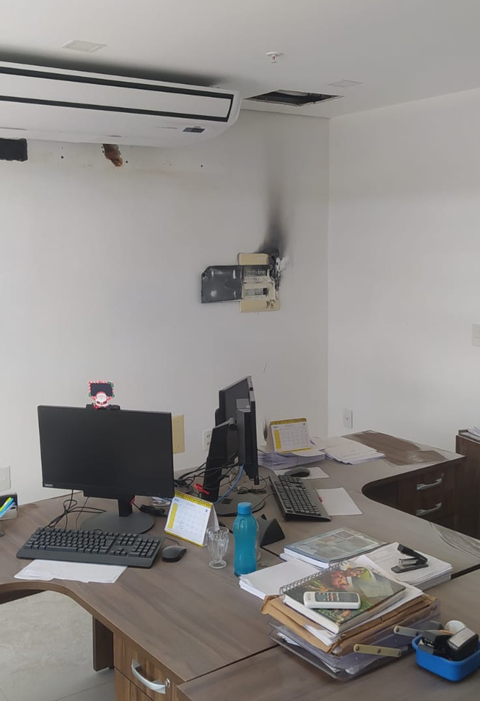 A sala onde começou a fumaça foi evacuada — Foto: Corpo de Bombeiros
