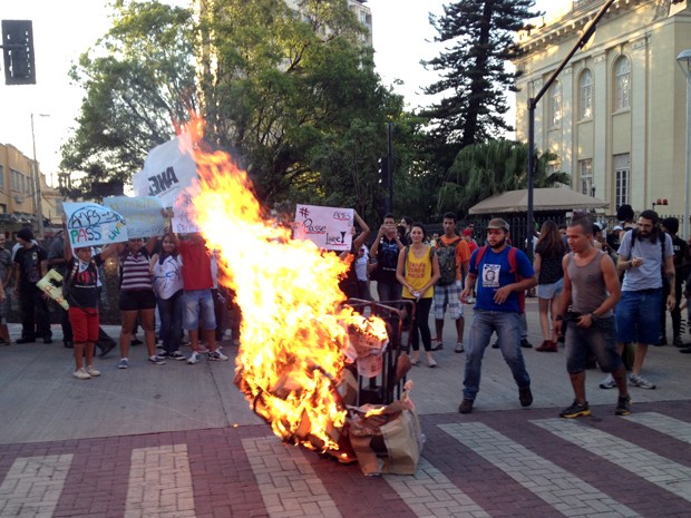 Manifestantes colocam fogo em catraca dorante protesto no Centro de Belo Horizonte (Foto: Pedro Ângelo / G1)