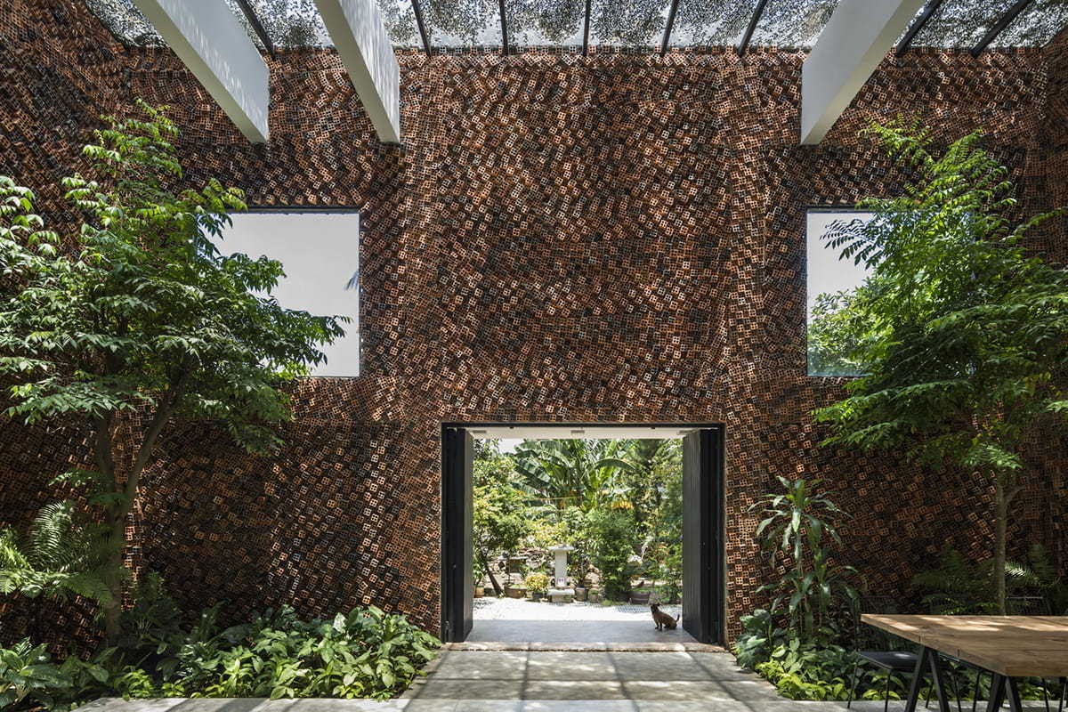 Estúdio projeta casa no Vietnã com paredes que melhoram a qualidade do ar  (Foto: Hiroyuki Oki)
