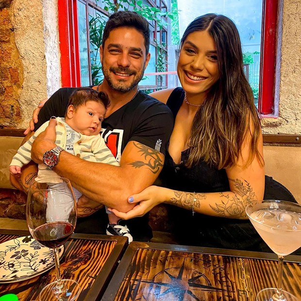 Diego Grossi comemora aniversário com a esposa e o filho em restaurante (Foto: Reprodução/Instagram)