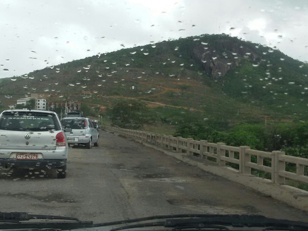 Internauta afirma que após chuvas, buracos deixaram trânsito lento na ponte que dá acesso a Itaobim (Foto: Gizele Alves/ Arquivo Pessoal)