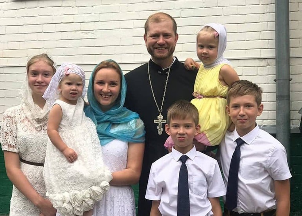 Maria Lvova-Belova com a família após ordenação de seu marido, Pavel Kogelman, como padre ortodoxo em 2019 — Foto: Reprodução