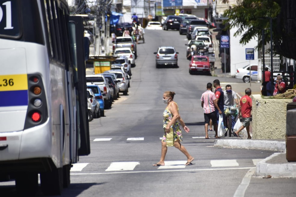 Lojas de rua não devem abrir na próxima segunda-feira (15) no bairro Alecrim, na Zona Leste de Natal (Arquivo) — Foto: Pedro Vitorino