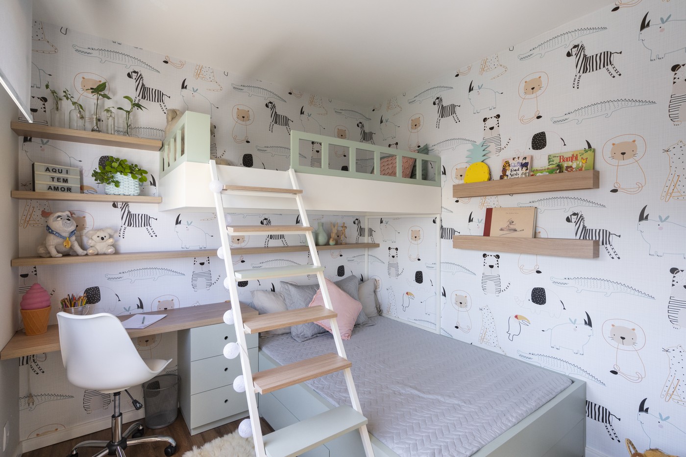 Décor do dia: quarto infantil com beliche, papel de parede e base neutra (Foto: Cristiano Bauce)