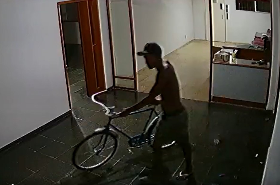 Vídeo: criminosos roubam mais de 10 bicicletas em prédio de Vitória