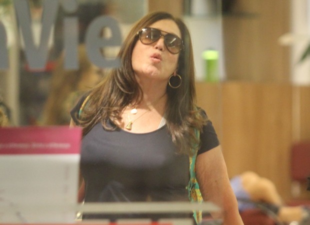 Susana Vieira manda beijinhos a paparazzo na saída de salão de beleza (Foto: Rodrigo Adão/AgNews)