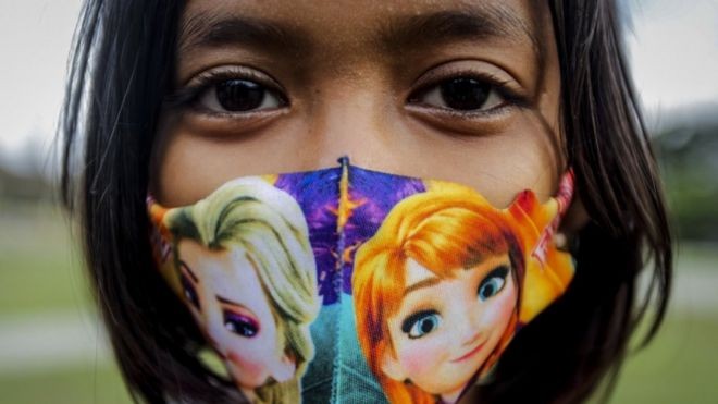 BBC - Criança fotograda em Medan, Indonésia; autores de pesquisa no JAMA Pediatrics destacam que saber sobre potencial de transmissão das crianças é ainda mais importante com planos de volta às aulas e de uma eventual vacina (Foto: EPA/DEDI SINUHAJI)