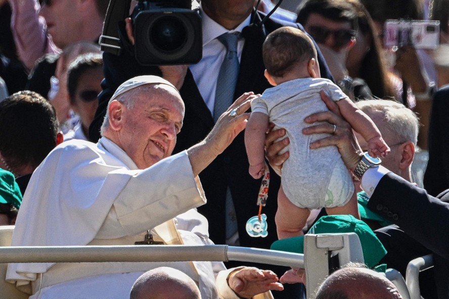 Papa Francisco abençoa criança no papamóvel após audiência de quarta-feira, antes de ir para o hospital